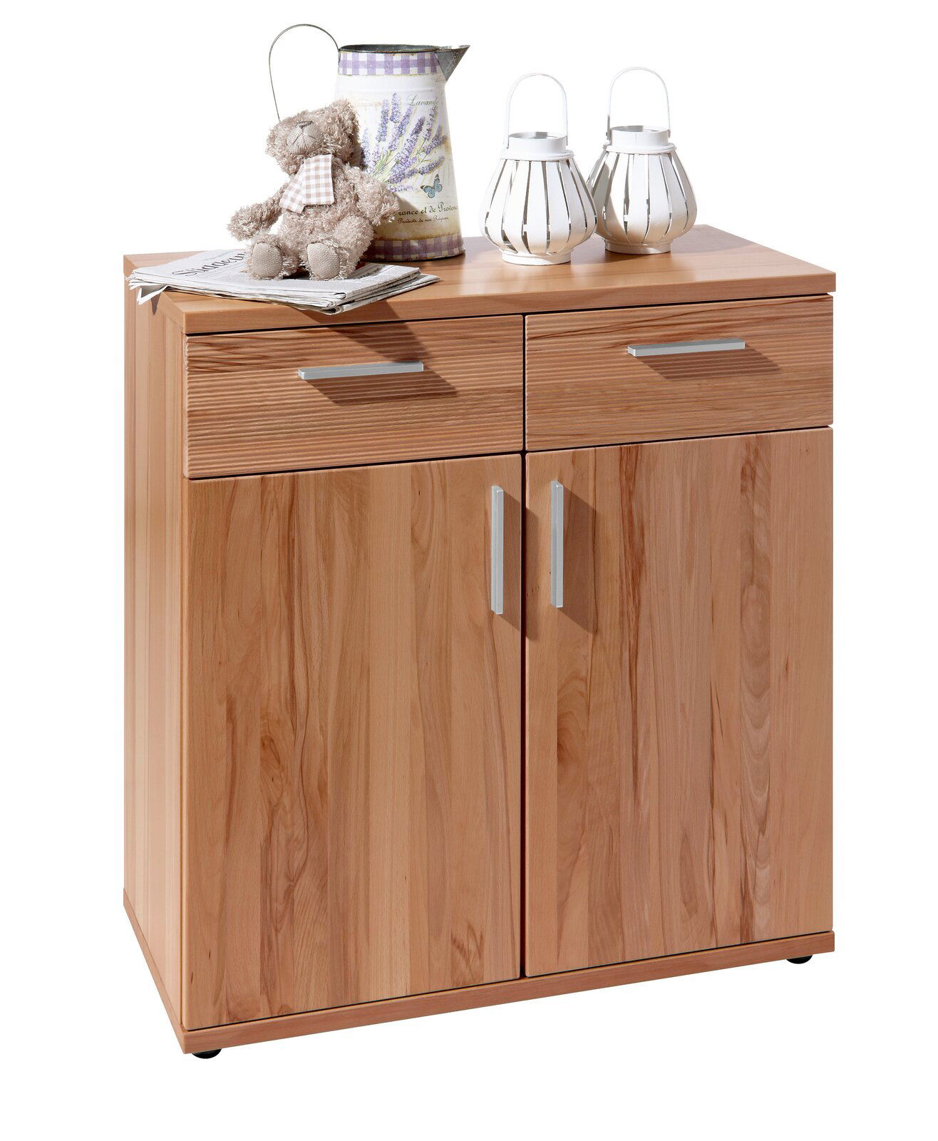 VOSS Kommode ATLANTA Holzkommode mit zwei Schubladen und zwei Türen, dekoriert mit einem Teddybär, einer Gießkanne und zwei Laternen, aus frontaler Perspektive.