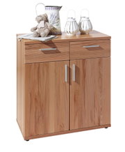 Holzkommode mit zwei Schubladen und zwei Türen, dekoriert mit einem Teddybär, einer Gießkanne und zwei Laternen, aus frontaler Perspektive.