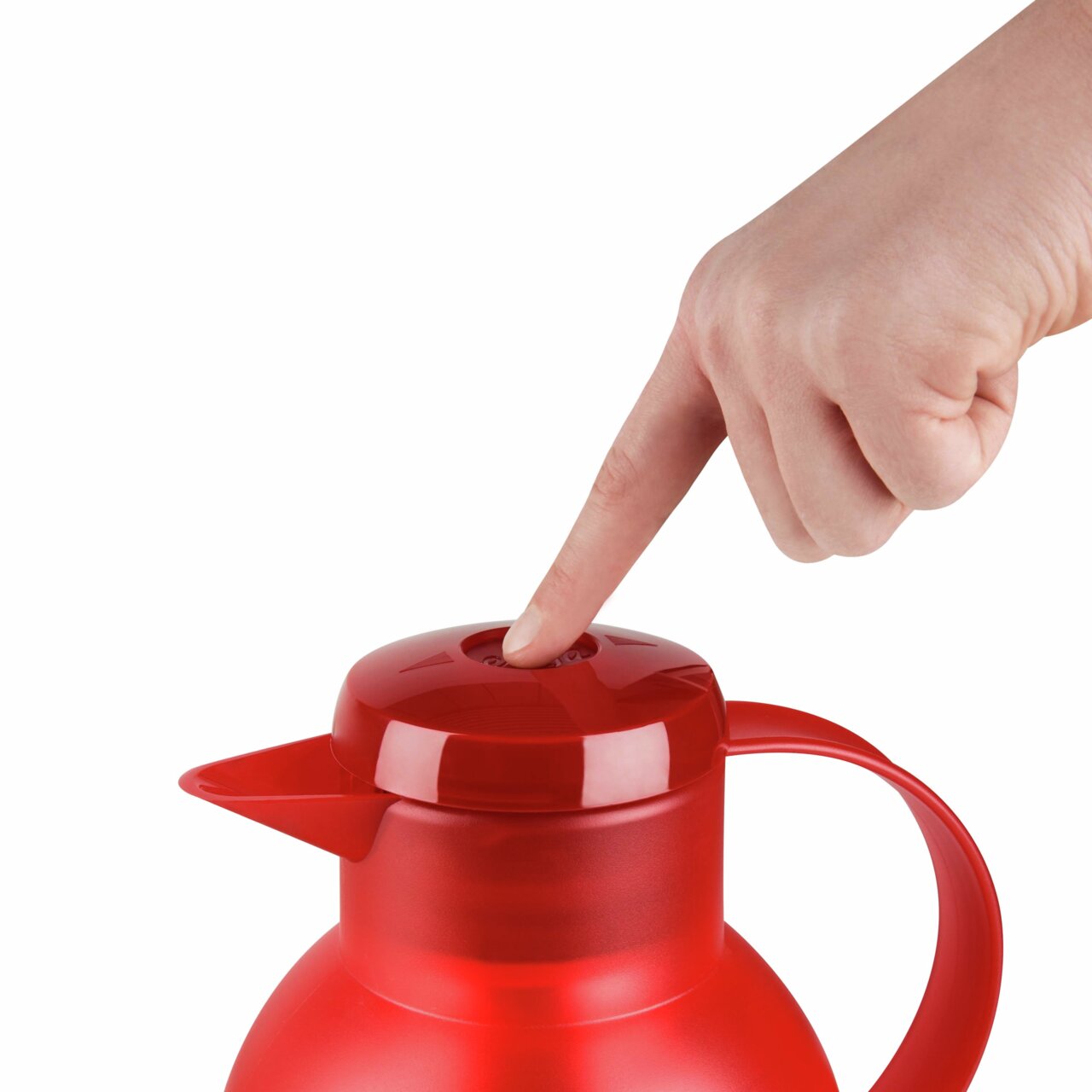 Rode thermoskan SAMBA met een vinger die het deksel van bovenaf indrukt.