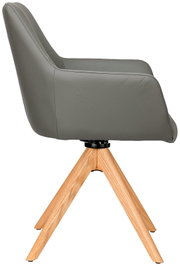 Zijaanzicht van een grijze fauteuil met houten poten.