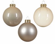 Drei Glas-Weihnachtskugeln in verschiedenen Beige- und Brauntönen, von vorne betrachtet.