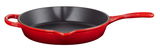 Rote Brat- und Servierpfanne von Le Creuset, 26 cm, aus seitlicher Perspektive.