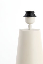 Nahaufnahme eines weißen Lampenfußes mit schwarzer Fassung, seitliche Perspektive.