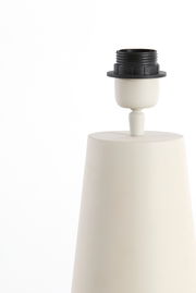 Nahaufnahme eines weißen Lampenfußes mit schwarzer Fassung, seitliche Perspektive.