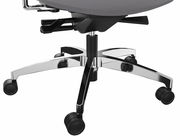 Nahaufnahme eines Drehstuhls mit verchromtem Fußkreuz und Rollen, seitliche Perspektive