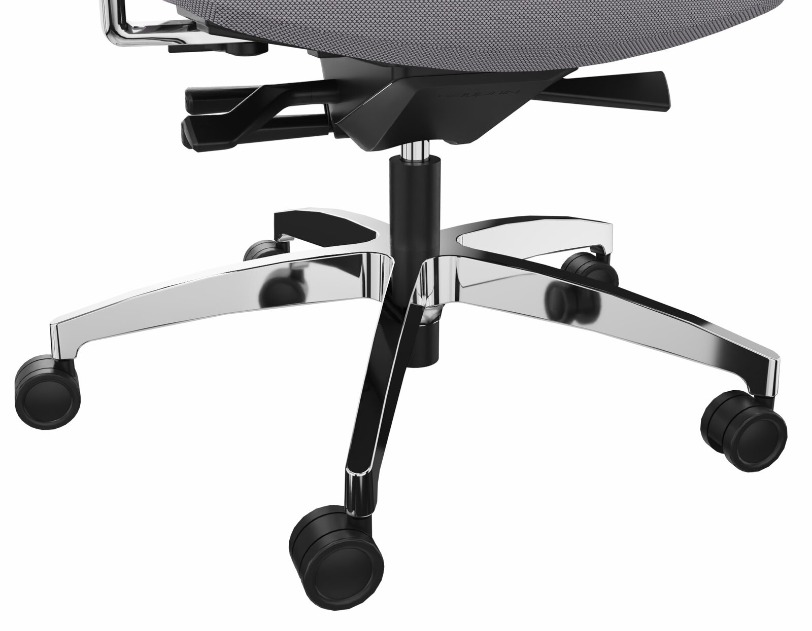 Nahaufnahme eines Drehstuhls mit verchromtem Fußkreuz und Rollen, seitliche Perspektive