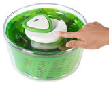 Salatschleuder Easy Spin in Grün, von oben fotografiert, mit einer Hand, die den Deckel bedient.