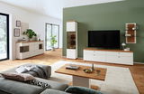 Modernes Wohnzimmer mit Sideboard und Vitrine aus der Serie Novel Sideboard MATADI, Perspektive von der Seite.