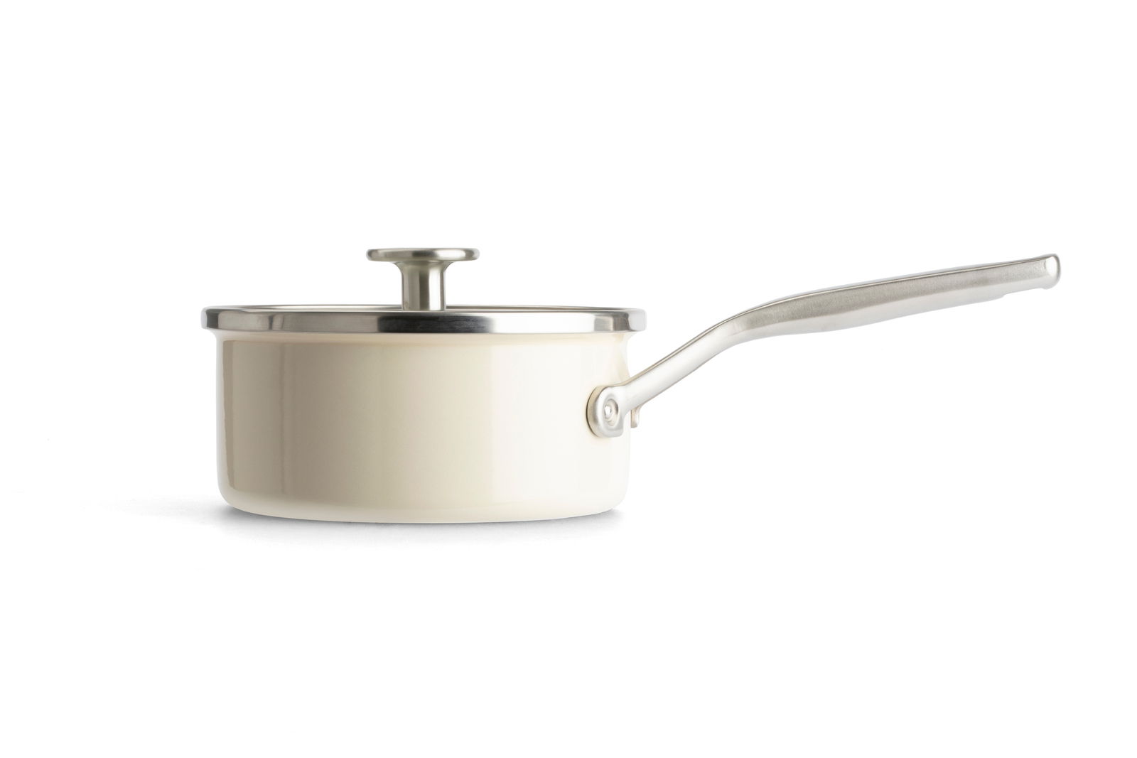 Seitenansicht eines cremefarbenen Kochtopfs mit Deckel und langem Griff aus Edelstahl.