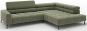 Olijfgroene L-vormige hoekbank met chaise longue rechts, doorgestikte kussens en zwarte poten, getoond in schuin vooraanzicht