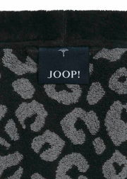 Nahaufnahme eines Bademantels mit Leopardenmuster und einem Joop-Label.