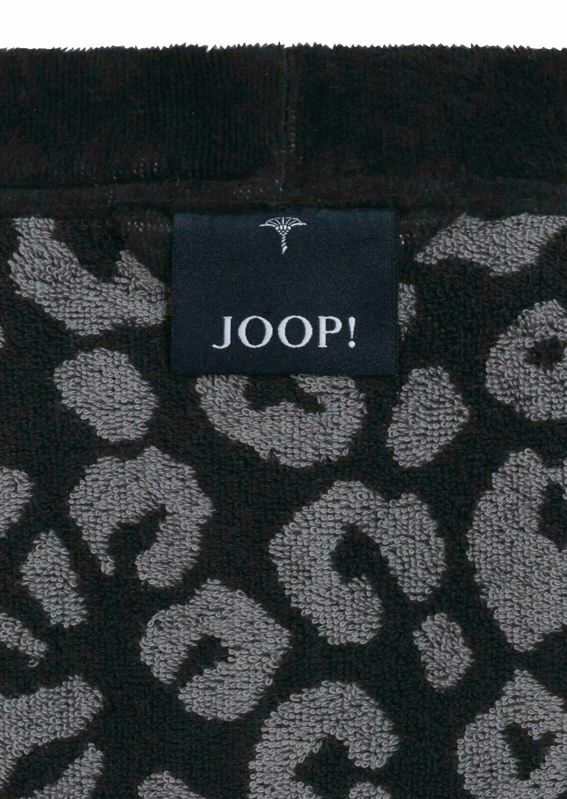 Nahaufnahme eines Bademantels mit Leopardenmuster und einem Joop-Label.