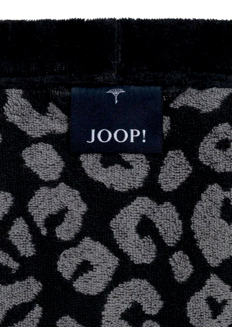 Nahaufnahme eines Bademantels mit Leopardenmuster und einem Joop-Label.