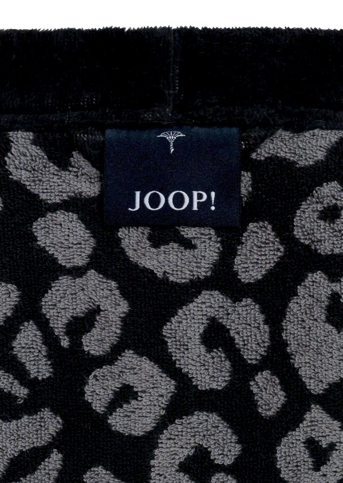 Nahaufnahme eines Bademantels mit Leopardenmuster und einem Joop-Label.