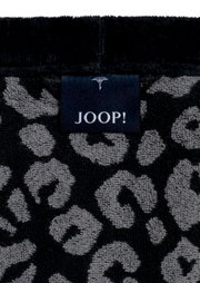 Nahaufnahme eines Bademantels mit Leopardenmuster und einem Joop-Label.
