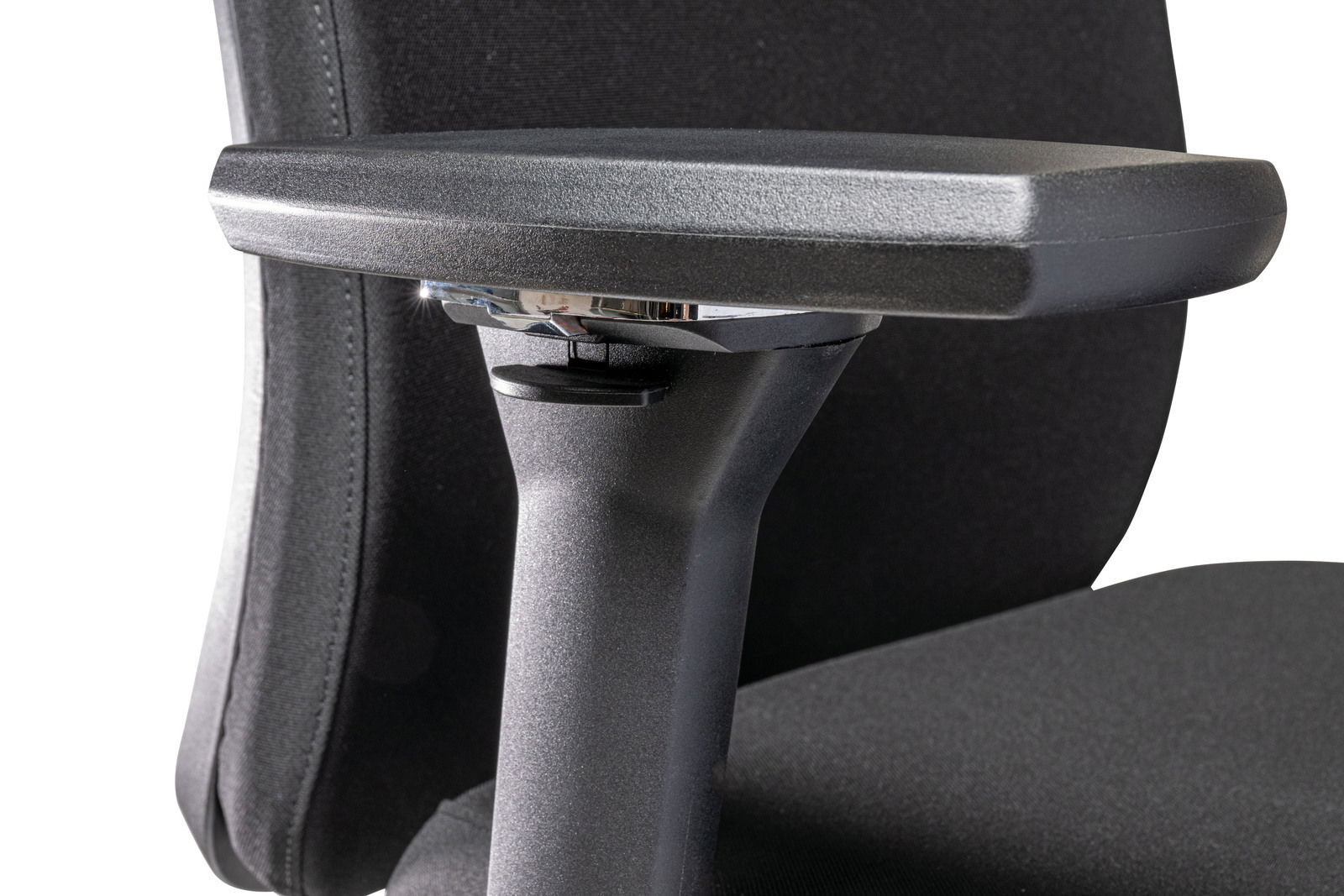Nahaufnahme eines schwarzen Chefsessels mit Armlehne, seitliche Perspektive