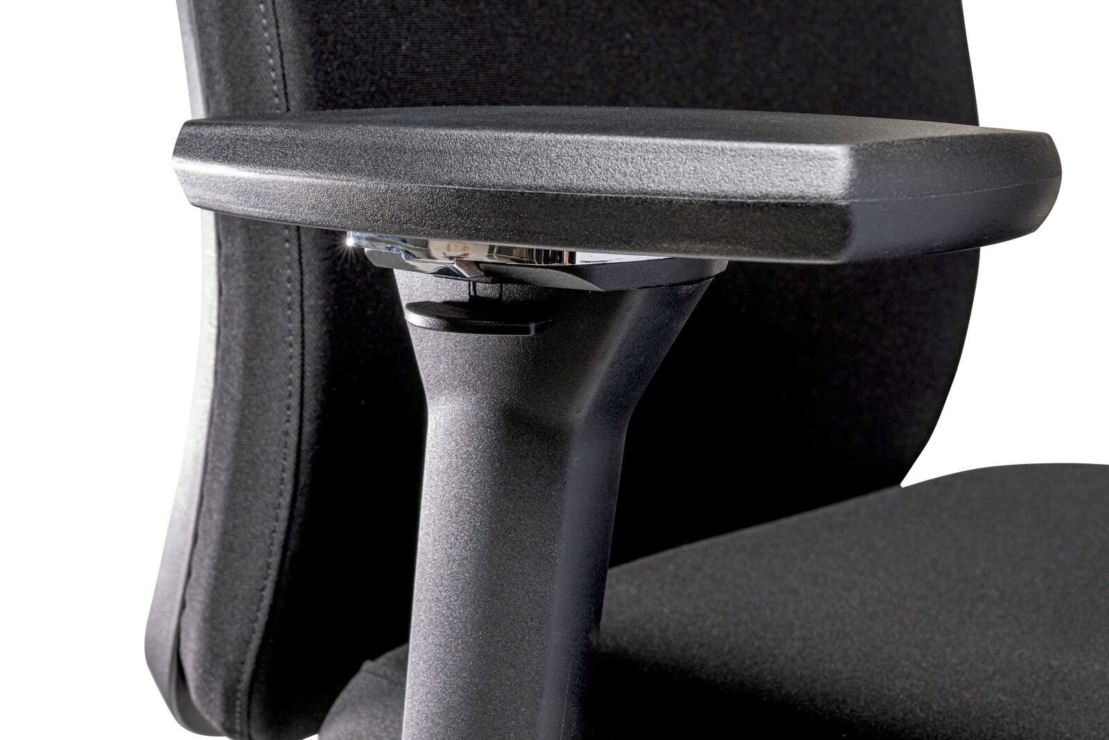 Nahaufnahme eines schwarzen Chefsessels mit Armlehne, seitliche Perspektive
