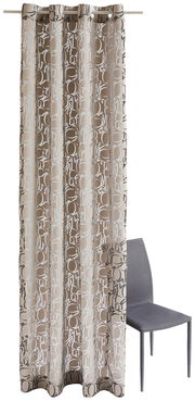 Vorhang mit feinem Ornamentmuster in Umbra, frontal fotografiert, neben einem grauen Stuhl