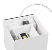 Nahaufnahme einer weißen Akku-Wandleuchte TALENT mit sichtbarem Schalter und Kabelanschluss von oben.