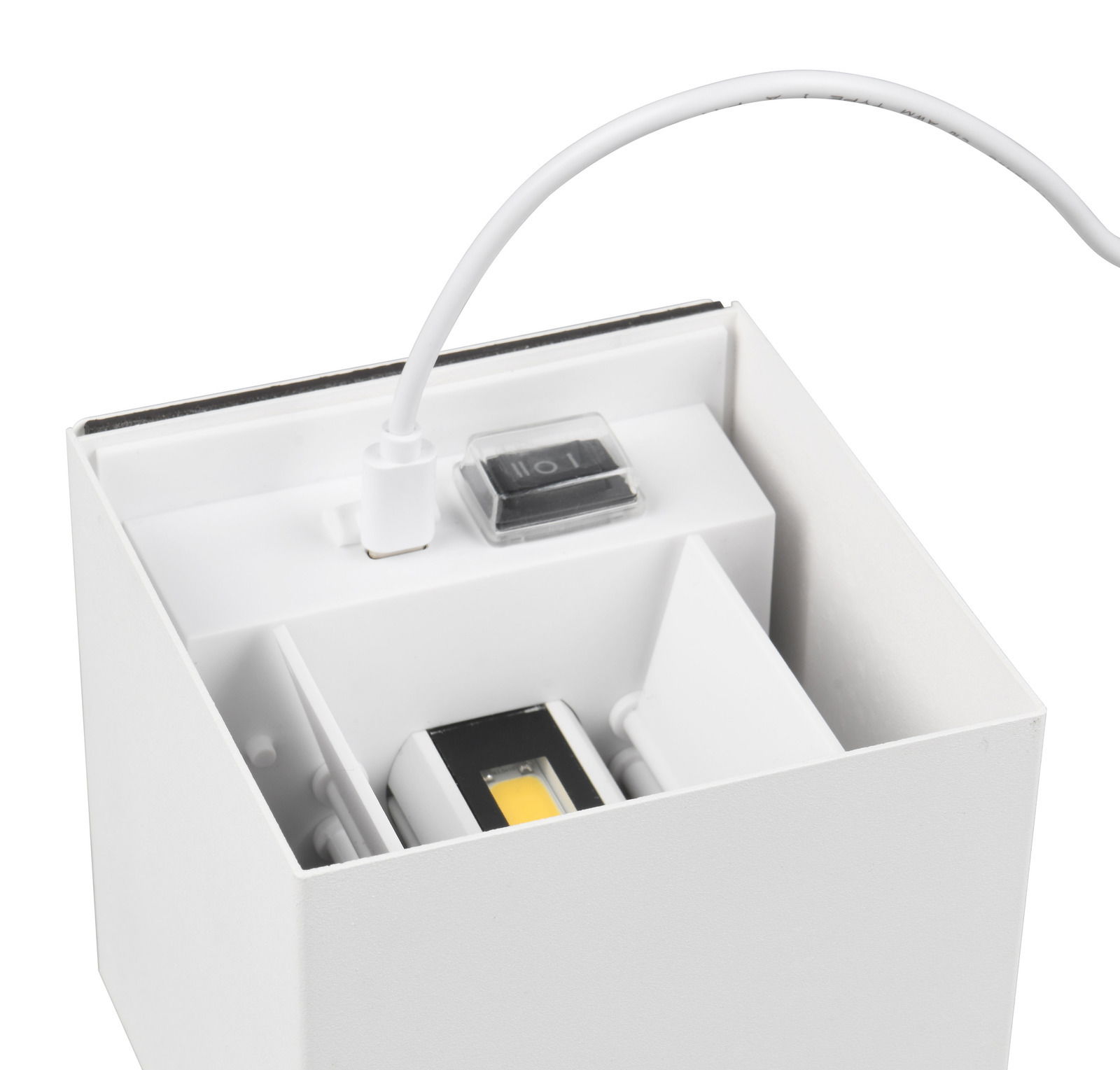 Nahaufnahme einer weißen Akku-Wandleuchte TALENT mit sichtbarem Schalter und Kabelanschluss von oben.