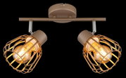 Zweiflammige Deckenleuchte/Spotleiste in Bronze mit zwei schwenkbaren Drahtgitter-Schirmen und warm leuchtenden Filament-Lampen, frontal aus leicht unterer Perspektive vor schwarzem Hintergrund