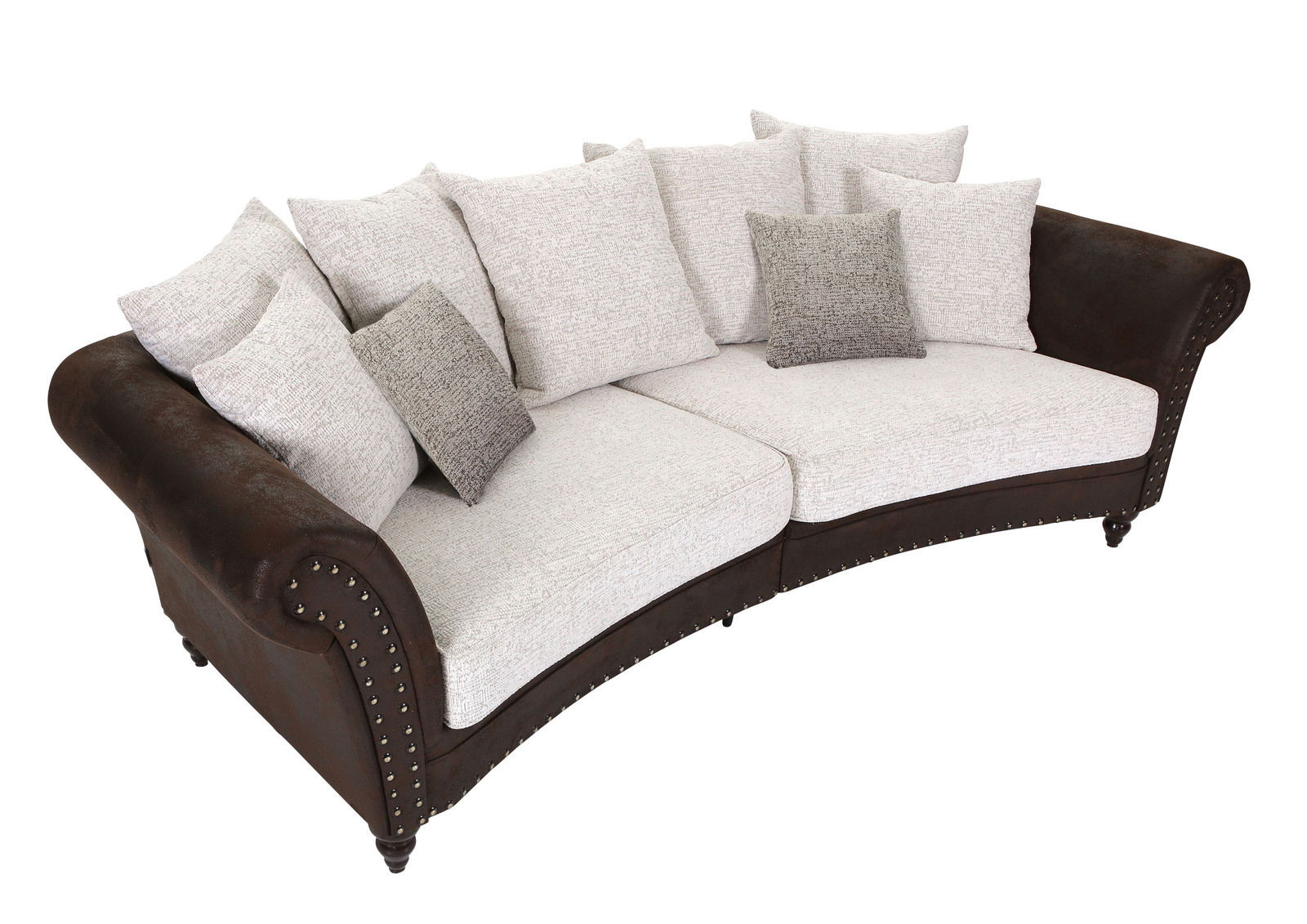 Rundes Megasofa mit braunen Armlehnen und hellen Kissen, seitliche Perspektive