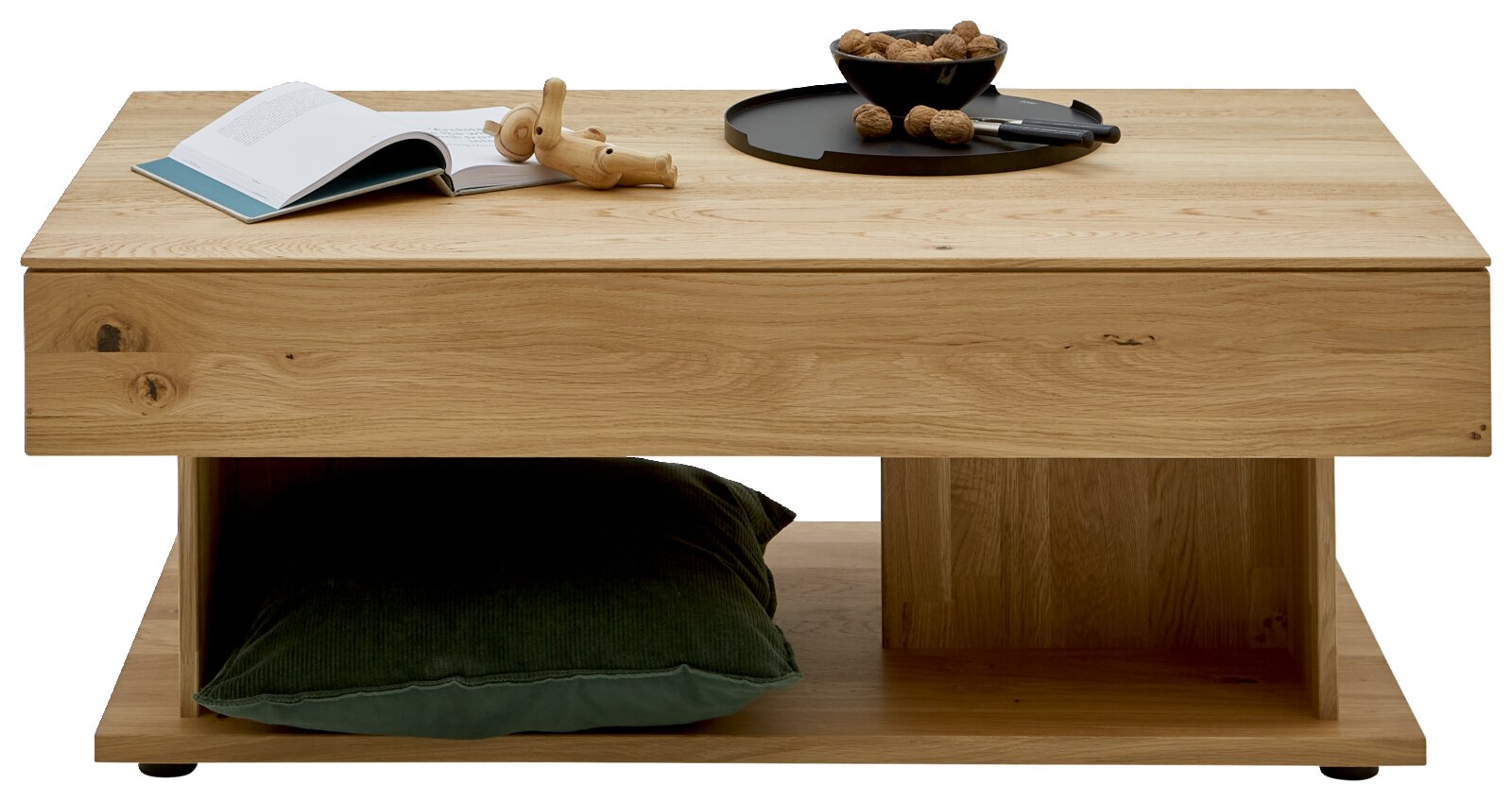 Moderne houten salontafel met opbergruimte, met daarop een boek, een houten beeldje en een schaal met noten, gezien van voren.