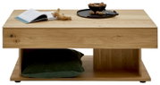 Moderne houten salontafel met opbergruimte, met daarop een boek, een houten beeldje en een schaal met noten, gezien van voren.