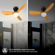 Deckenventilator mit drei Holzflügeln und integrierter LED-Leuchte, von unten in einem Raum fotografiert, links mit eingeschaltetem Licht und rechts in Bewegung; LED und Ventilator separat steuerbar