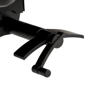 Nahaufnahme der Armlehne eines Chefsessels aus schwarzem Kunststoff, seitliche Perspektive