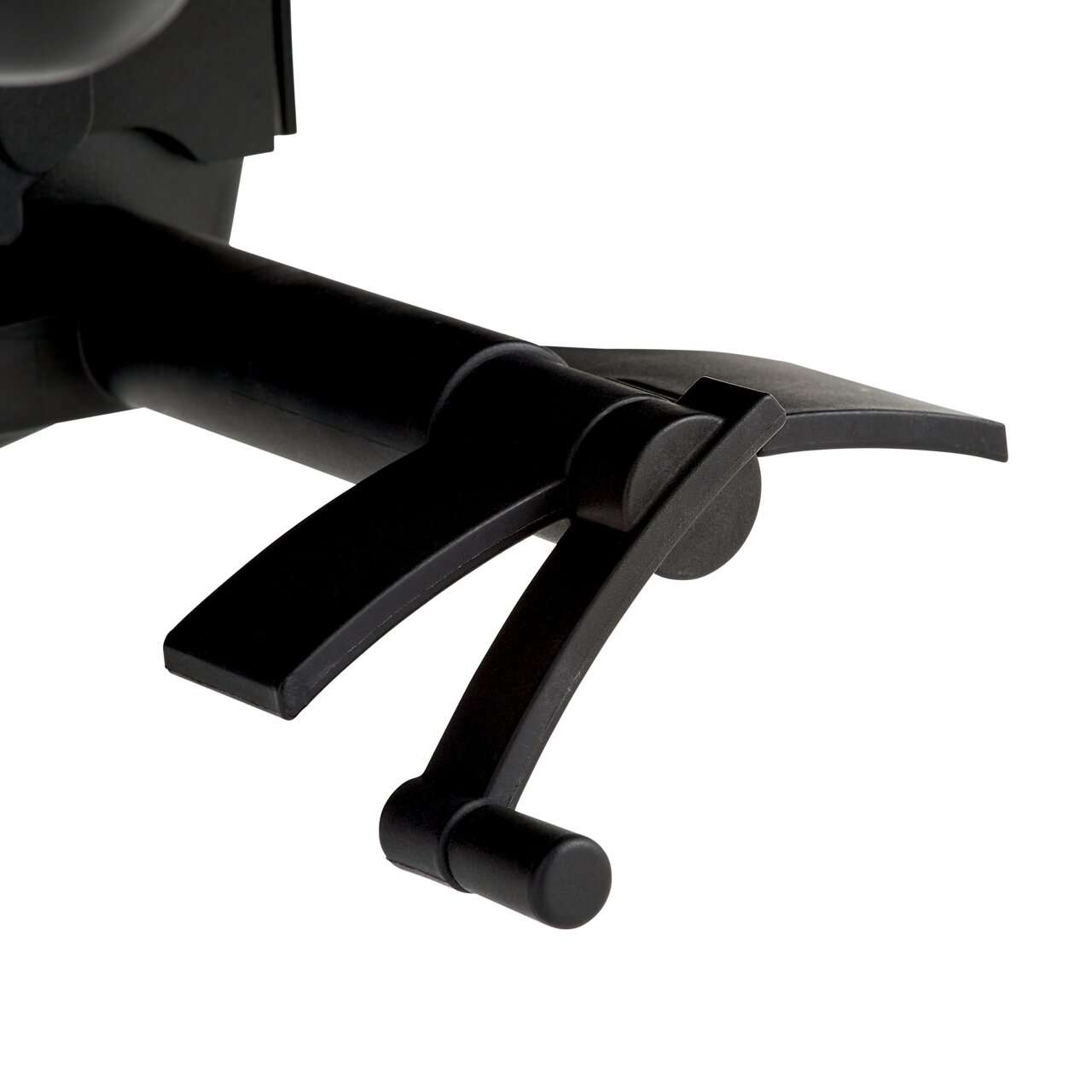 Nahaufnahme der Armlehne eines Chefsessels aus schwarzem Kunststoff, seitliche Perspektive