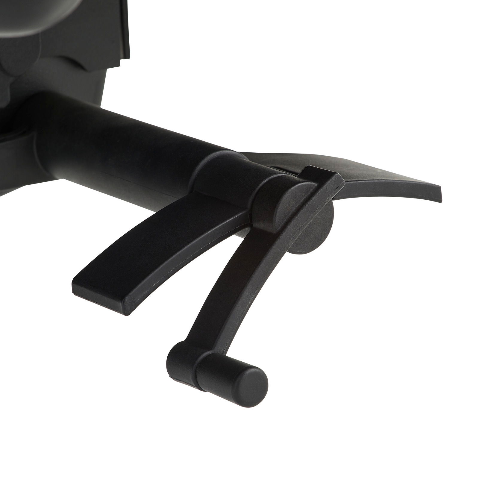 Nahaufnahme der Armlehne eines Chefsessels aus schwarzem Kunststoff, seitliche Perspektive