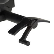 Nahaufnahme der Armlehne eines Chefsessels aus schwarzem Kunststoff, seitliche Perspektive