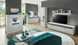 Modernes Wohnzimmer mit Sideboard in Weiß und Holzoptik, frontal betrachtet, umgeben von stilvollen Dekorationen und Pflanzen.