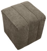 Grauer, quadratischer Hocker aus Stoff in schräger Draufsicht