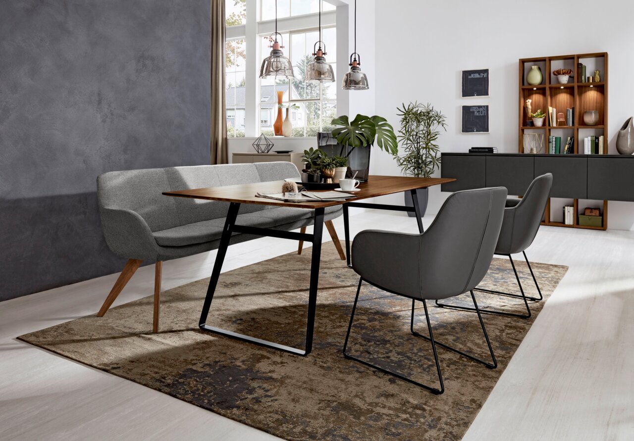 Moderne Polsterbank 220cm in einem stilvollen Esszimmer, seitliche Perspektive.