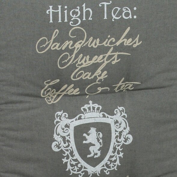 Niederlehnerauflage mit Schriftzug 'High Tea: Sandwiches, Sweets, Cake, Coffee & tea' und einem Wappen mit Löwenmotiv, Vorderansicht