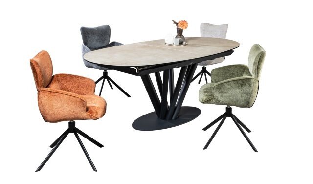 Frontale 3/4-Ansicht: Ovaler Esstisch in Beige mit schwarzem Metallgestell und vier gepolsterten Drehstühlen in Orange, Grün, Grau und Beige auf weißem Hintergrund