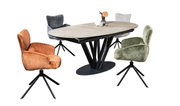 Frontale 3/4-Ansicht: Ovaler Esstisch in Beige mit schwarzem Metallgestell und vier gepolsterten Drehstühlen in Orange, Grün, Grau und Beige auf weißem Hintergrund