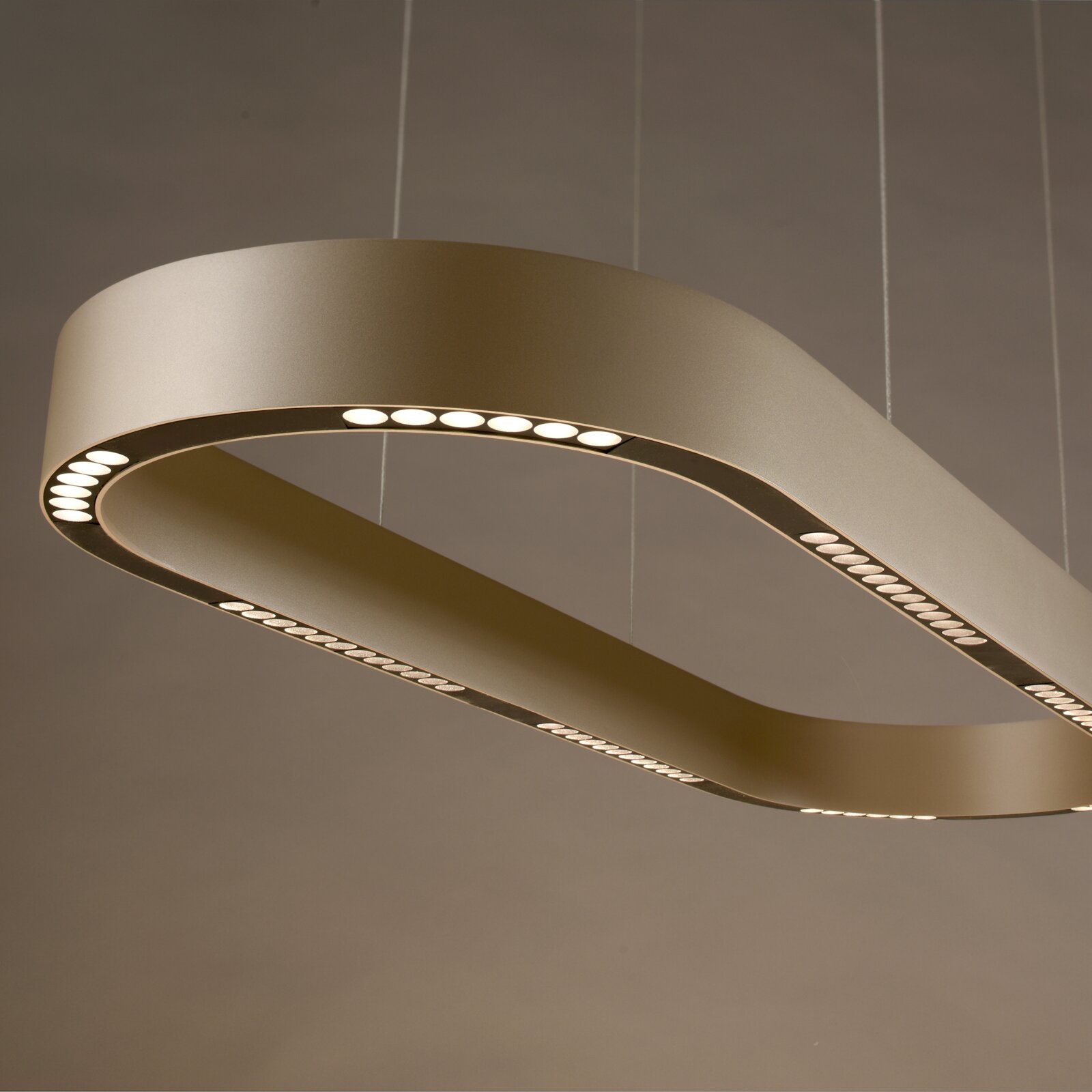 Moderne, ringförmige LED-Pendelleuchte in matt silber mit umlaufenden Lichtpunkten, freigestellt vor neutralem Hintergrund, Ansicht schräg von unten (Untersicht).