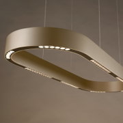 Moderne, ringförmige LED-Pendelleuchte in matt silber mit umlaufenden Lichtpunkten, freigestellt vor neutralem Hintergrund, Ansicht schräg von unten (Untersicht).