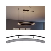 Moderne schwarze LED-Ring-Pendelleuchte mit warmweißem Licht, an mehreren dünnen Seilen von der Decke abgehängt, Innenraumansicht aus leicht schräger Untersicht.