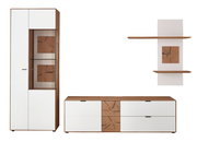 Moderne Wandkombination mit weißem und holzfarbenem Design, bestehend aus einem hohen Schrank mit Glaselementen, einem niedrigen Sideboard und einem Wandregal mit zwei Ablagen. Frontalansicht.
