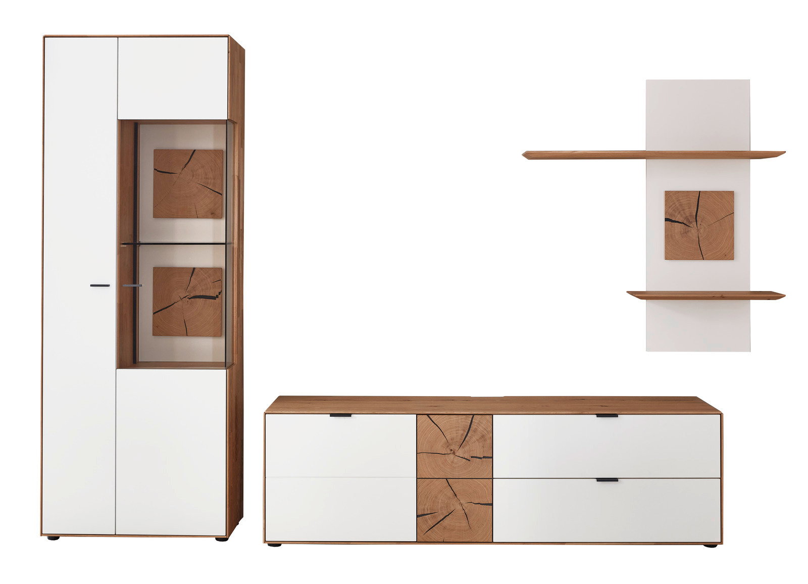 Moderne Wandkombination mit weißem und holzfarbenem Design, bestehend aus einem hohen Schrank mit Glaselementen, einem niedrigen Sideboard und einem Wandregal mit zwei Ablagen. Frontalansicht.
