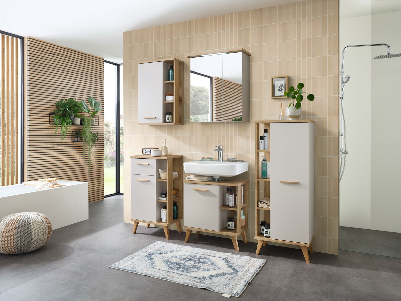 Moderner Waschbeckenunterschrank in einem stilvollen Badezimmer, frontal betrachtet, mit Holz- und weißen Elementen, umgeben von weiteren passenden Badmöbeln.