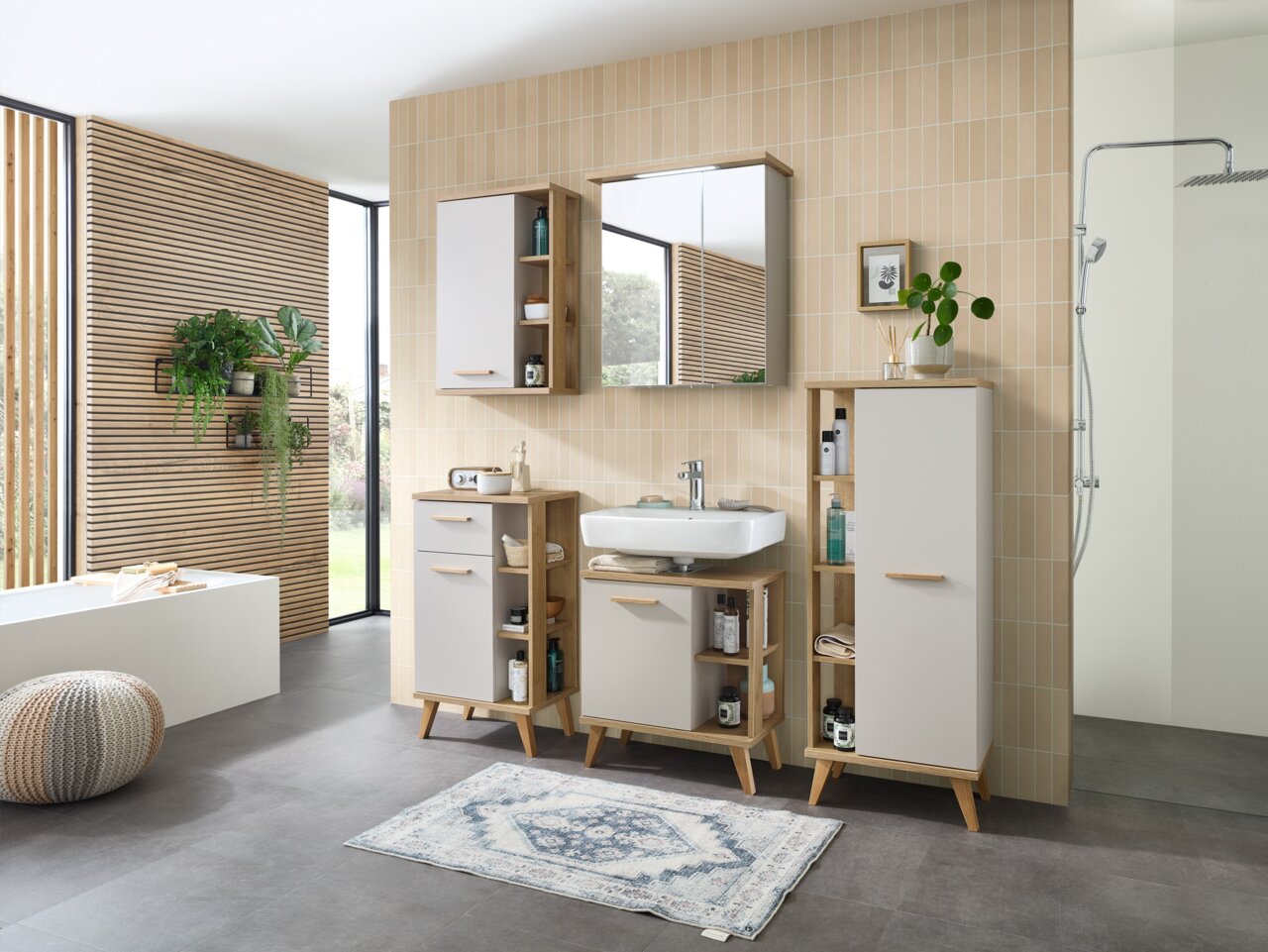 Moderner Waschbeckenunterschrank in einem stilvollen Badezimmer, frontal betrachtet, mit Holz- und weißen Elementen, umgeben von weiteren passenden Badmöbeln.