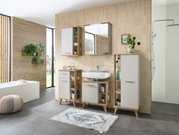 Moderner Waschbeckenunterschrank in einem stilvollen Badezimmer, frontal betrachtet, mit Holz- und weißen Elementen, umgeben von weiteren passenden Badmöbeln.