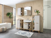 Moderner Waschbeckenunterschrank in einem stilvollen Badezimmer, frontal betrachtet, mit Holz- und weißen Elementen, umgeben von weiteren passenden Badmöbeln.
