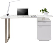 Moderner Schreibtisch mit weißer Tischplatte, Metallbeinen und integriertem Schrank, darauf ein Laptop, eine Lampe und eine Pflanze, seitliche Perspektive