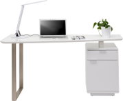 Moderner Schreibtisch mit weißer Tischplatte, Metallbeinen und integriertem Schrank, darauf ein Laptop, eine Lampe und eine Pflanze, seitliche Perspektive